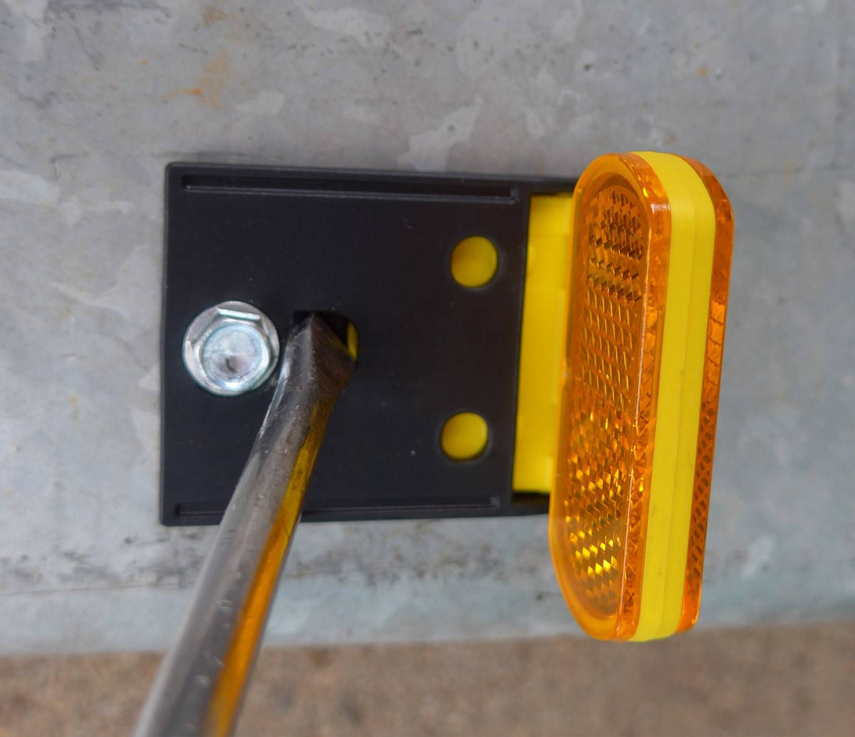 Demontage mit einem Schraubendreher mobiler schutzplankenreflektor montage